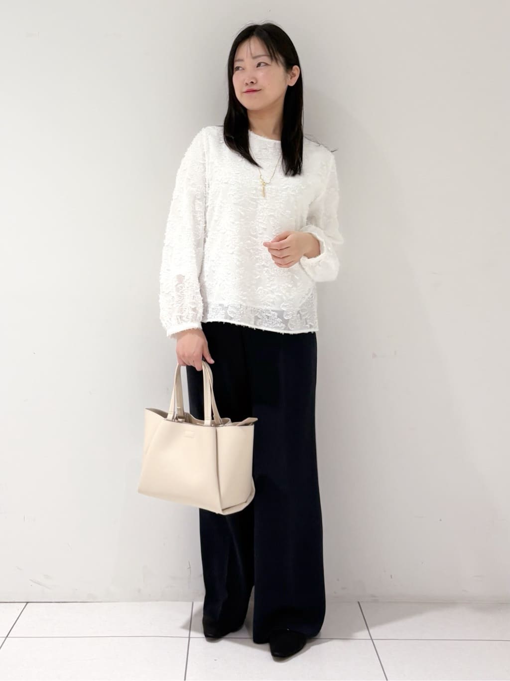 momokoさんの「INDIVI｜【華やか／大人シアー／セレモニー】カットフリンジブラウス」を使ったコーディネート
