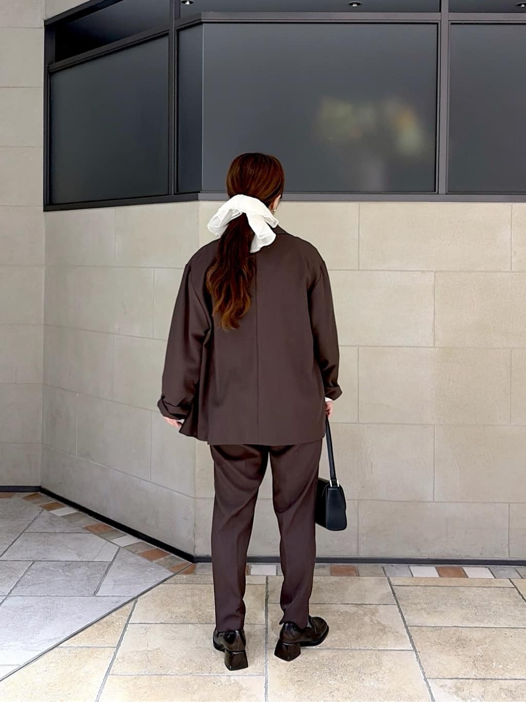 よねさんの「INDIVI｜Comfy SET UP｜イージーテーパードパンツ【セットアップ対応／通勤/カセット服】」を使ったコーディネート