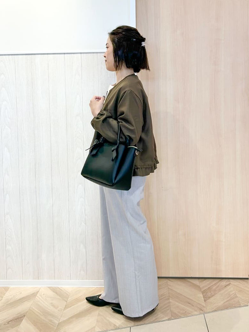 tomoさんの「SHOO･LA･RUE｜【洗濯機可/S-LL】フラップポケットがアクセント ヘリンボーンワイドパンツ」を使ったコーディネート