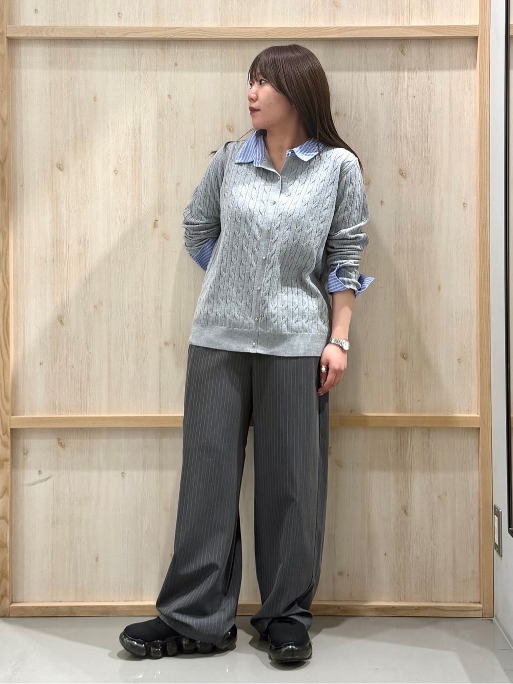 nanaさんの「THE SHOP TK｜【1枚でスタイル決まる】シャツレイヤード風 襟付ケーブルニット」を使ったコーディネート
