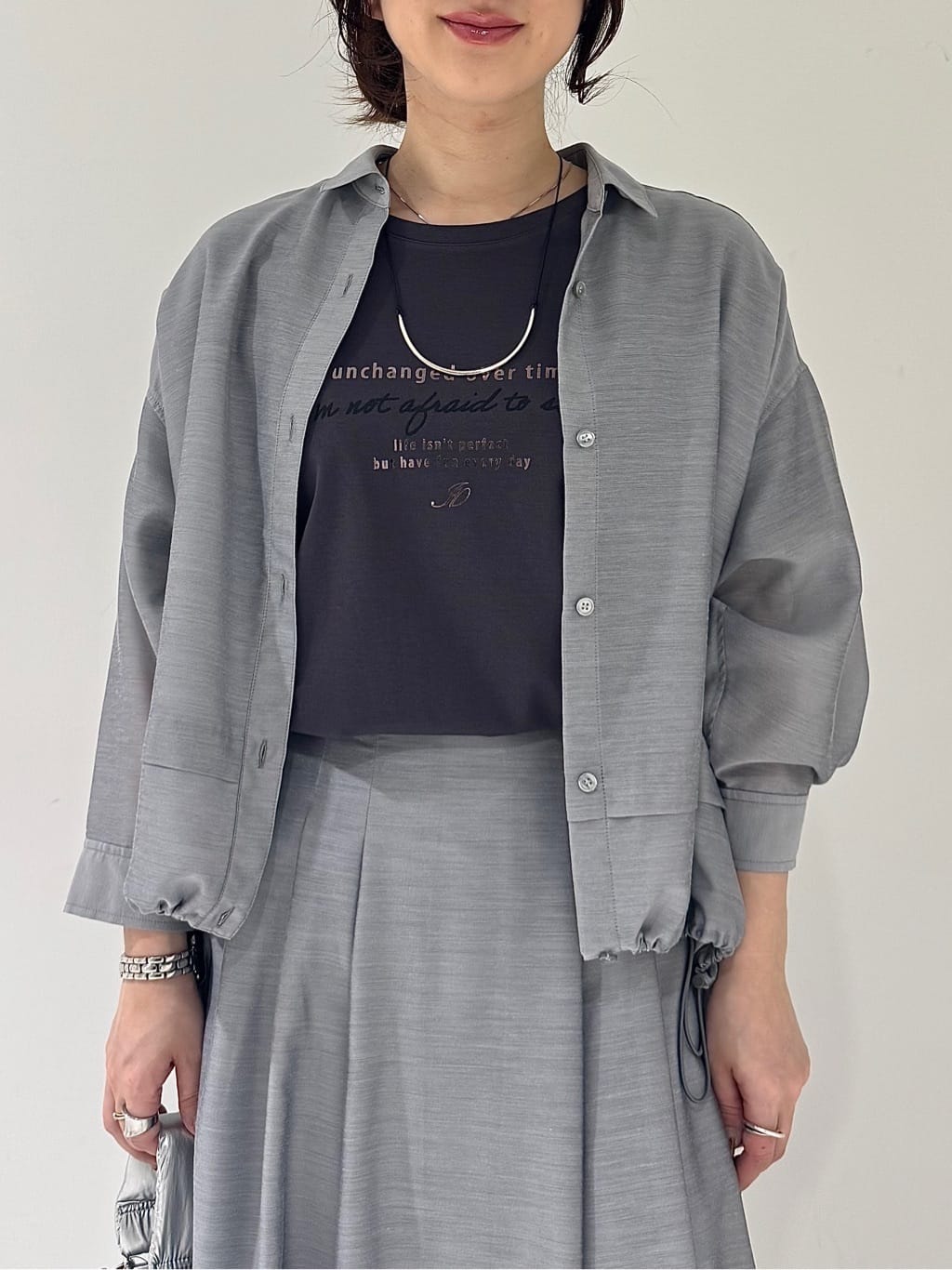 そんさんの「INDIVI｜【接触冷感／洗える／2WAY】ドロスト付 シアーシャンブレーシャツ」を使ったコーディネート