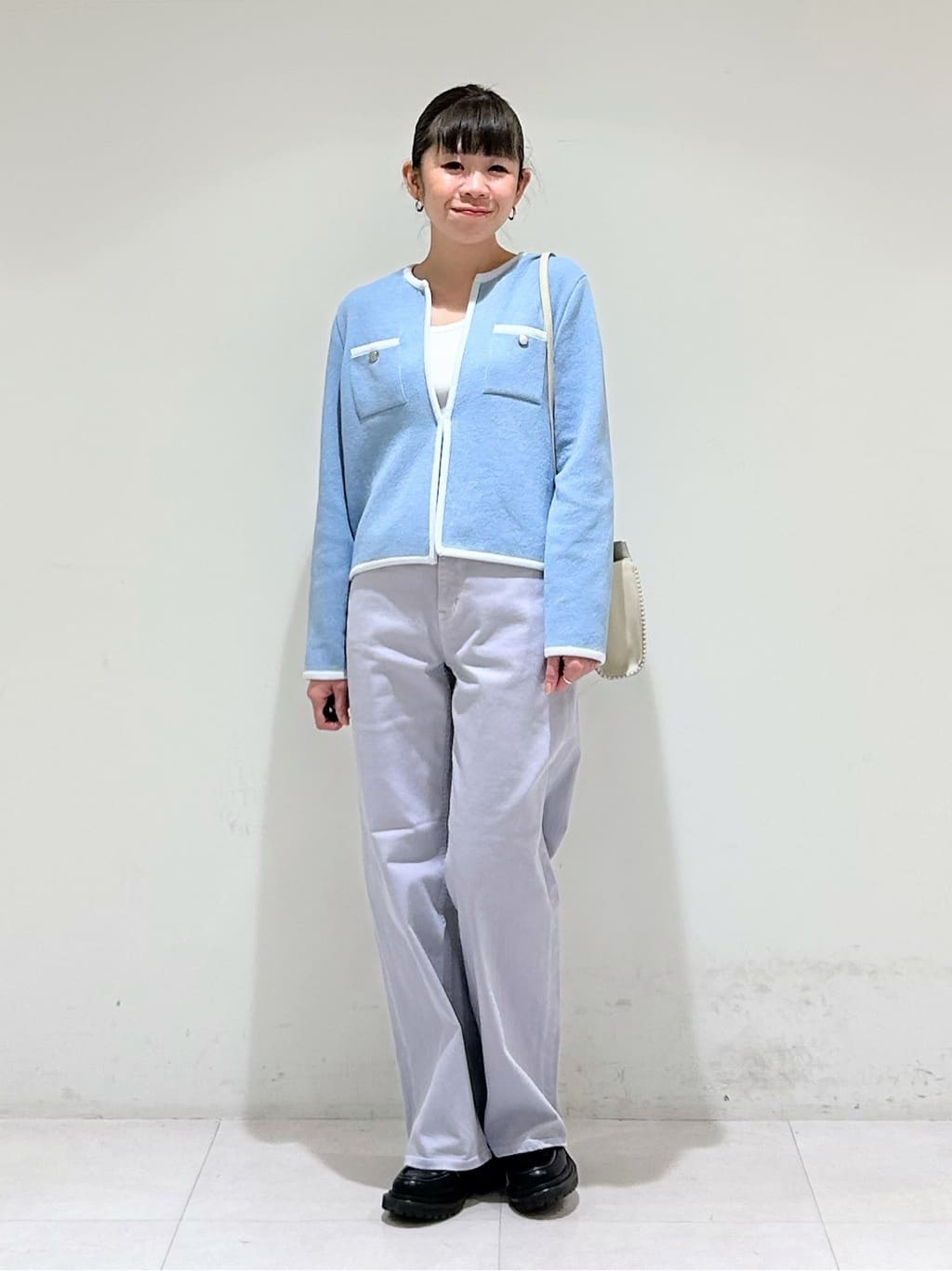 tsuyuさんの「INDIVI｜【合皮】スタッズ風メタルポシェットバッグ」を使ったコーディネート