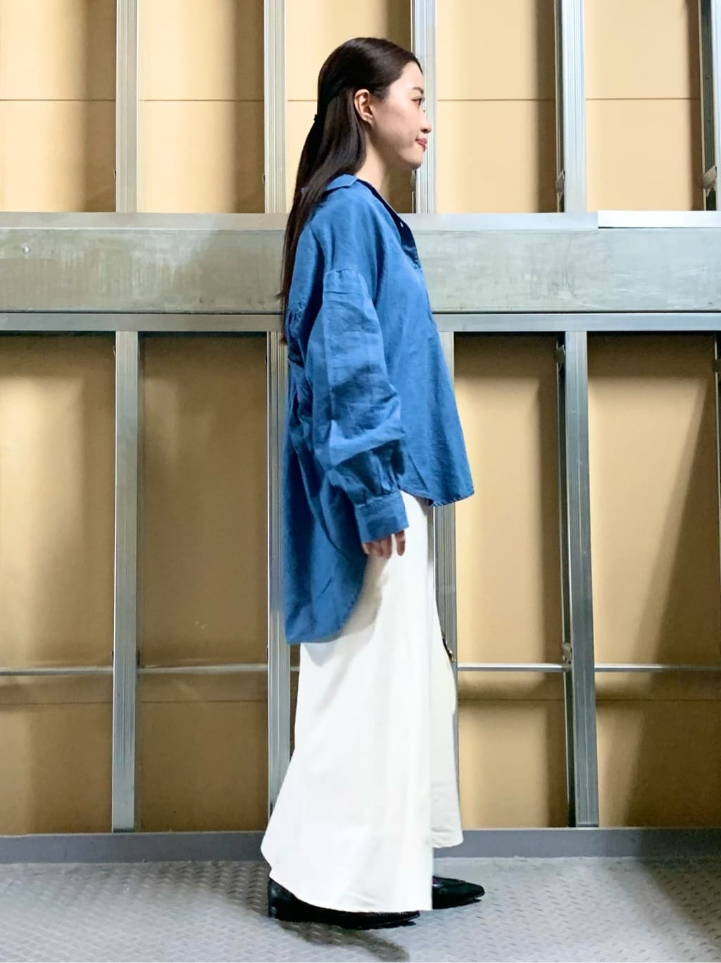 sahoさんの「THE SHOP TK｜【後ろ姿もサマになる】バックシャーリングシャツ」を使ったコーディネート