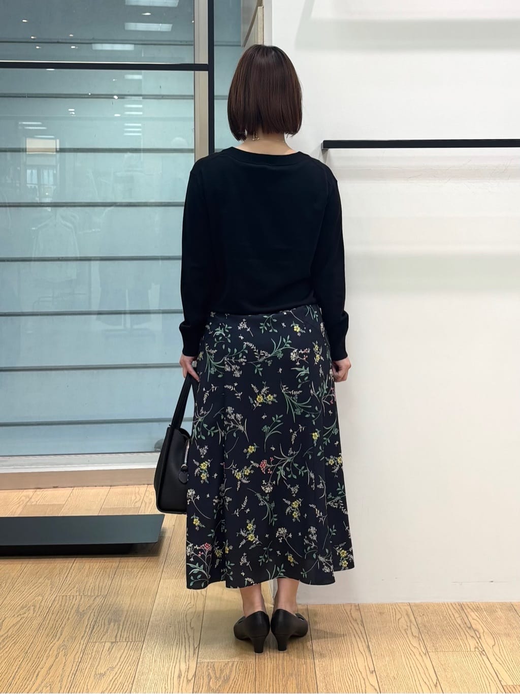 asamiさんの「INDIVI｜【シルク混】きれいめVネックニット」を使ったコーディネート