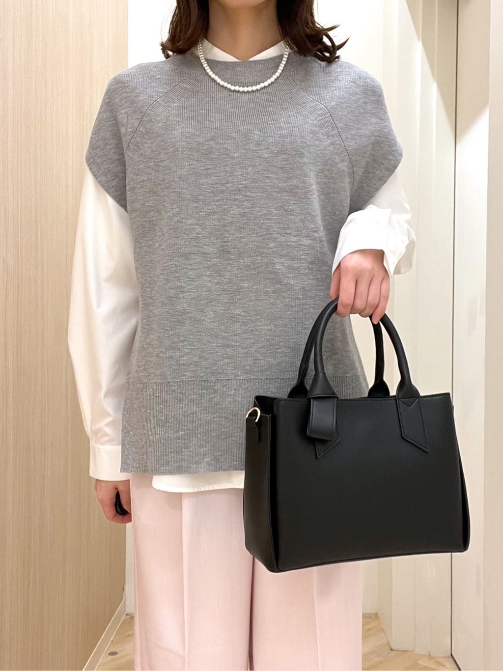  おまつさんの「grove｜【2点SET】一枚でコーデが決まる！ニットベスト&times;シャツSET」を使ったコーディネート
