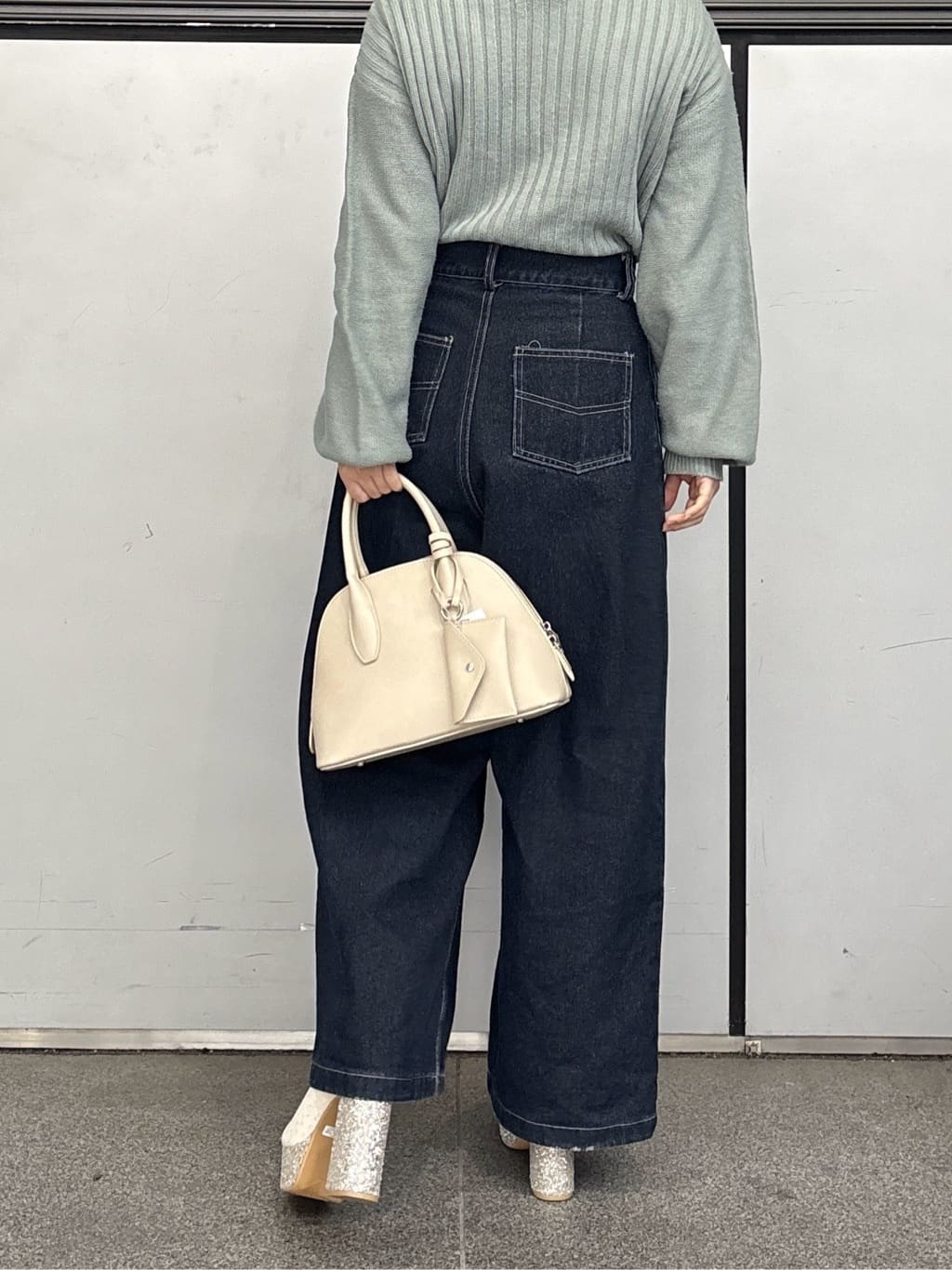 まっきーさんの「ESPERANZA｜【ラク盛り/ショートブーツ】リピーター続出／脚長美脚 バックリボングリッターヒールショートブーツ」を使ったコーディネート