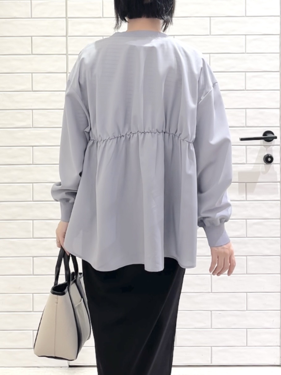 しおりさんの「OPAQUE.CLIP｜ブラウス風Vネックカーディガン【洗濯機OK】」を使ったコーディネート