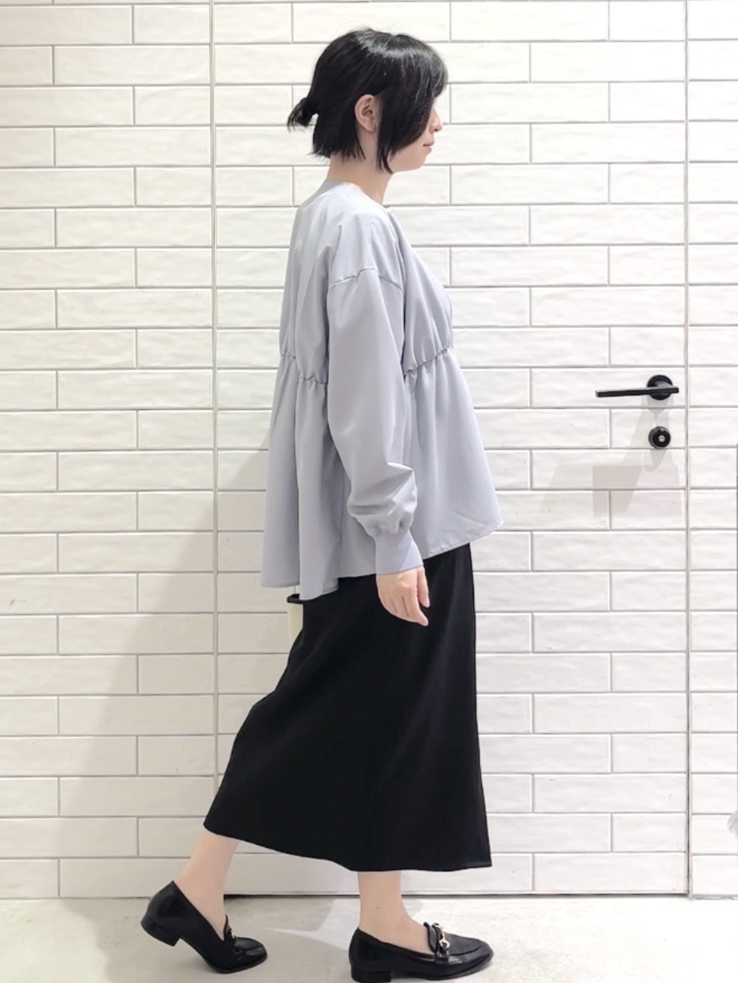 しおりさんの「OPAQUE.CLIP｜ブラウス風Vネックカーディガン【洗濯機OK】」を使ったコーディネート