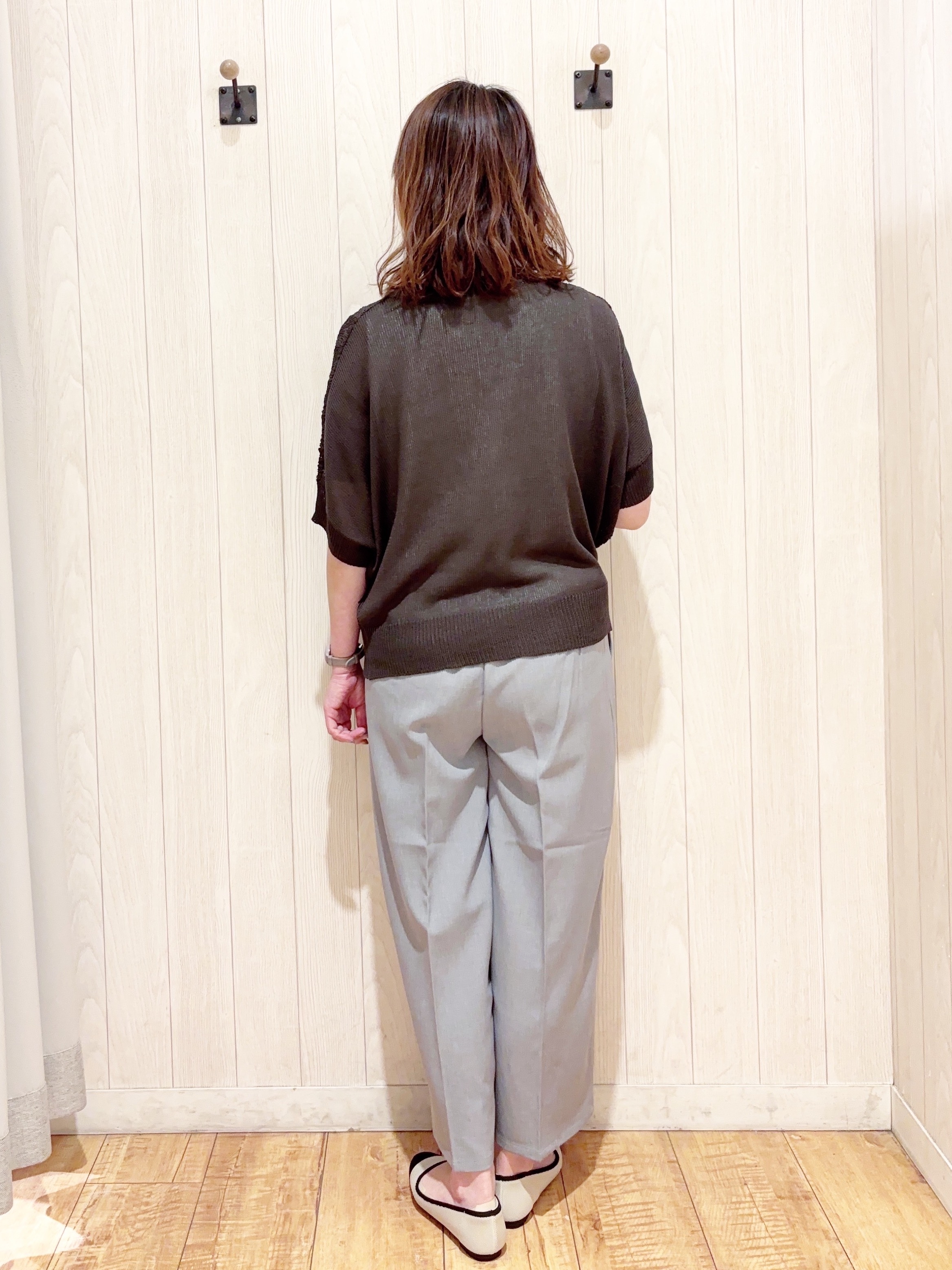 あいこさんの「SHOO･LA･RUE｜【2点セット/洗濯機可/S-LL】透かし編みで涼やか 大人のドルマンニット」を使ったコーディネート