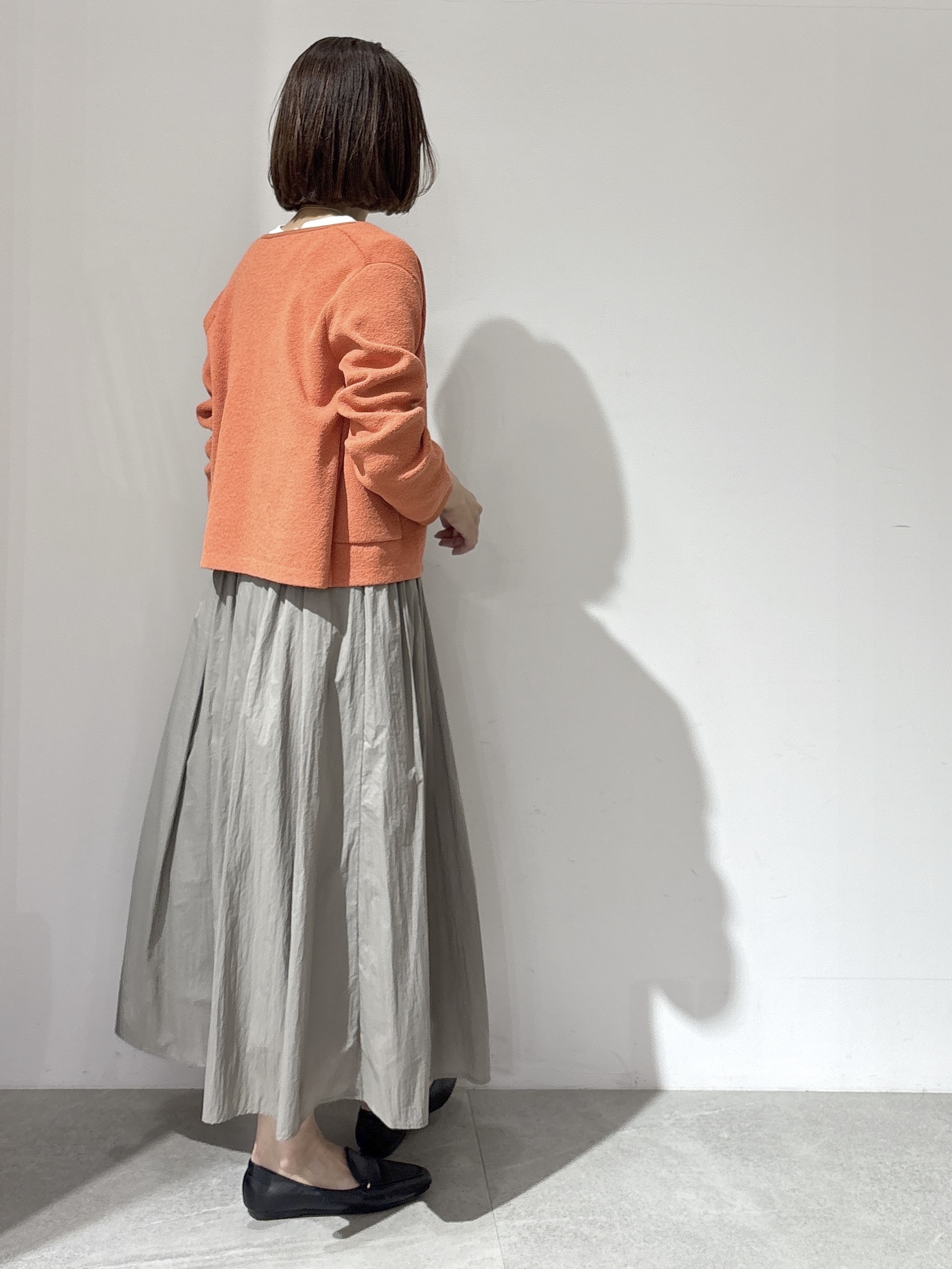 NAKAさんの「OPAQUE.CLIP｜ブークレ金ボタンニットカーディガン【洗濯機OK】」を使ったコーディネート