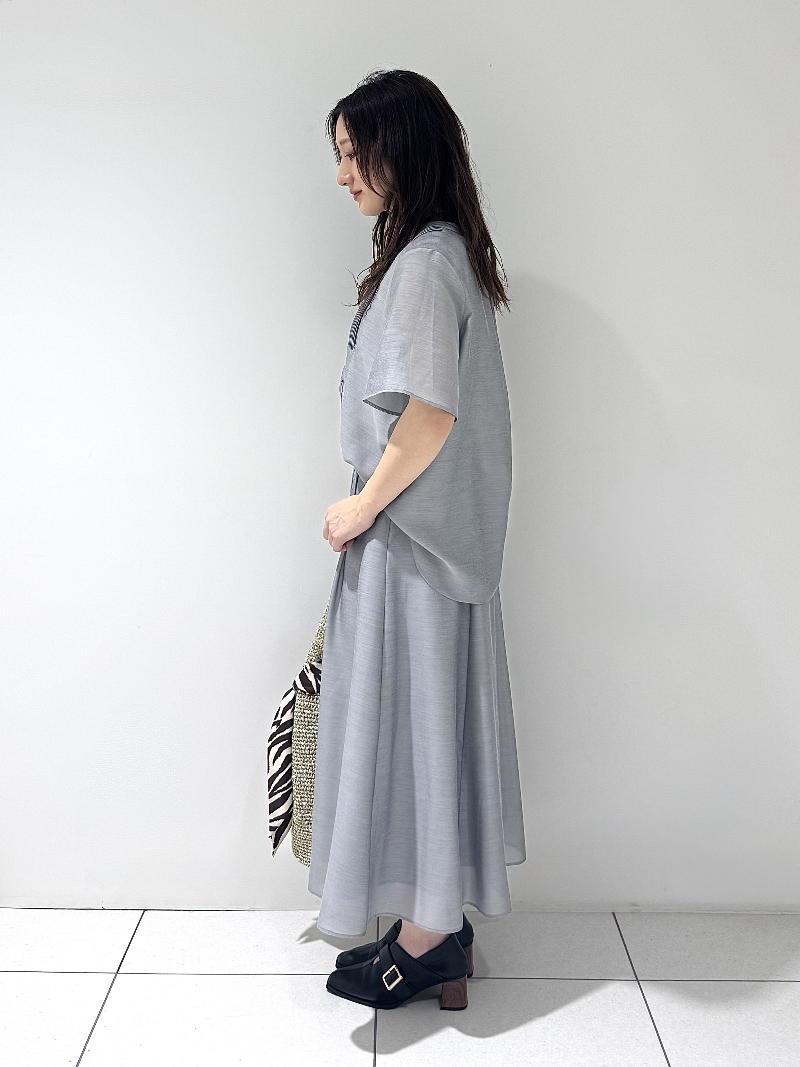 そんさんの「INDIVI｜【接触冷感/洗える】シアーシャンブレーピンタックブラウス」を使ったコーディネート