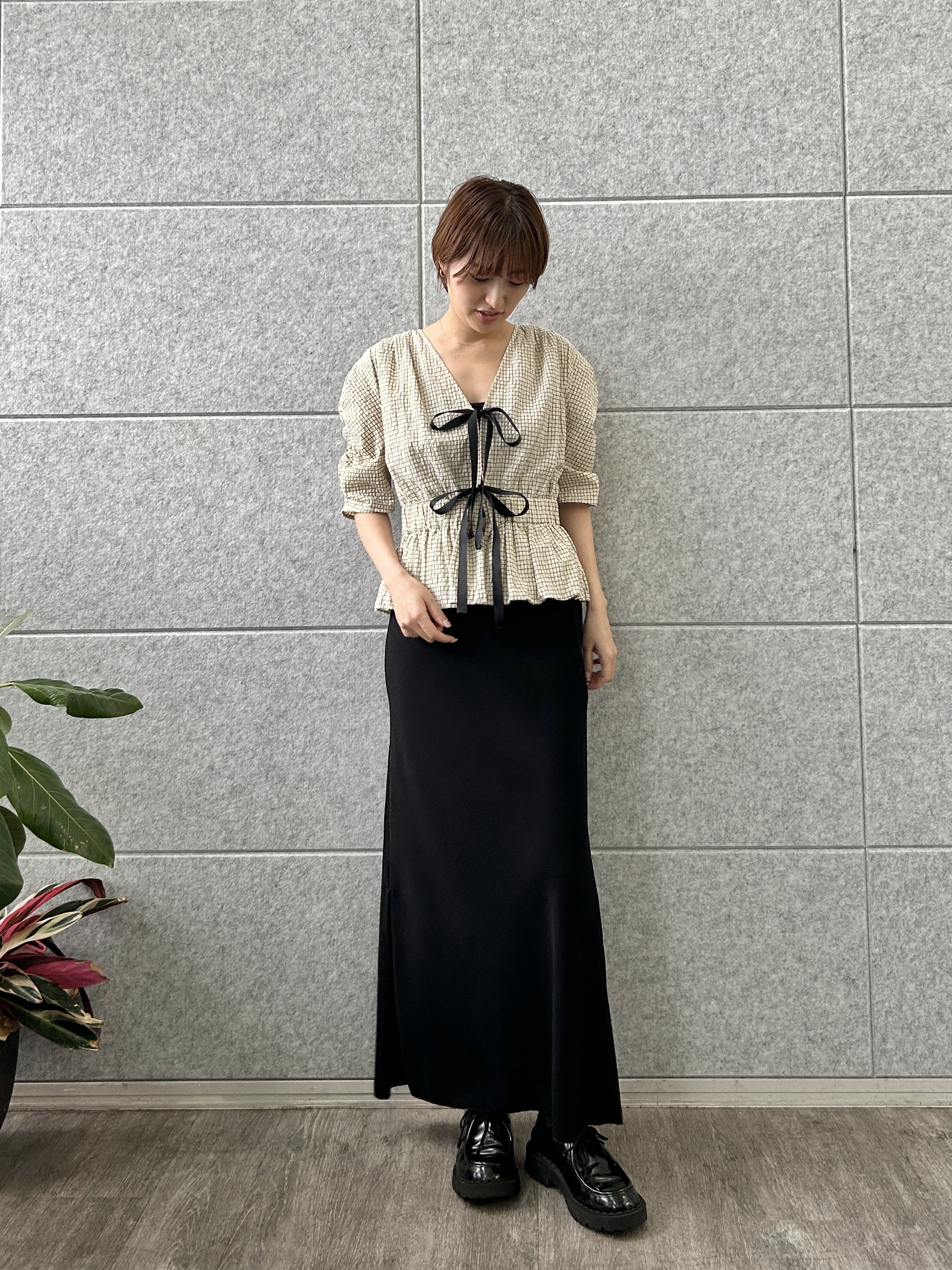 harunaさんの「CODE A｜front ribbon peplum blouse」を使ったコーディネート