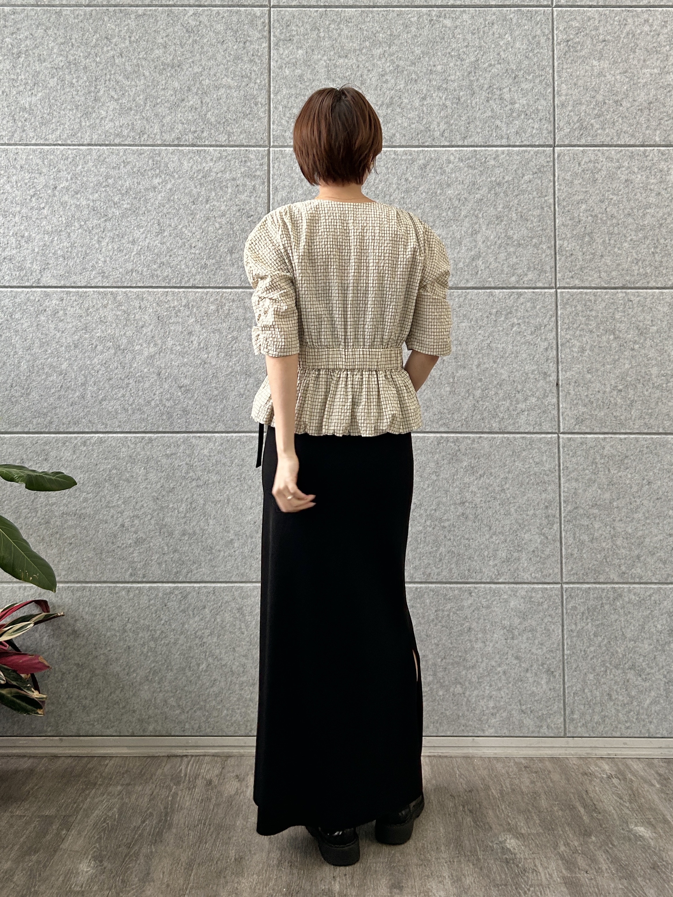 harunaさんの「CODE A｜front ribbon peplum blouse」を使ったコーディネート