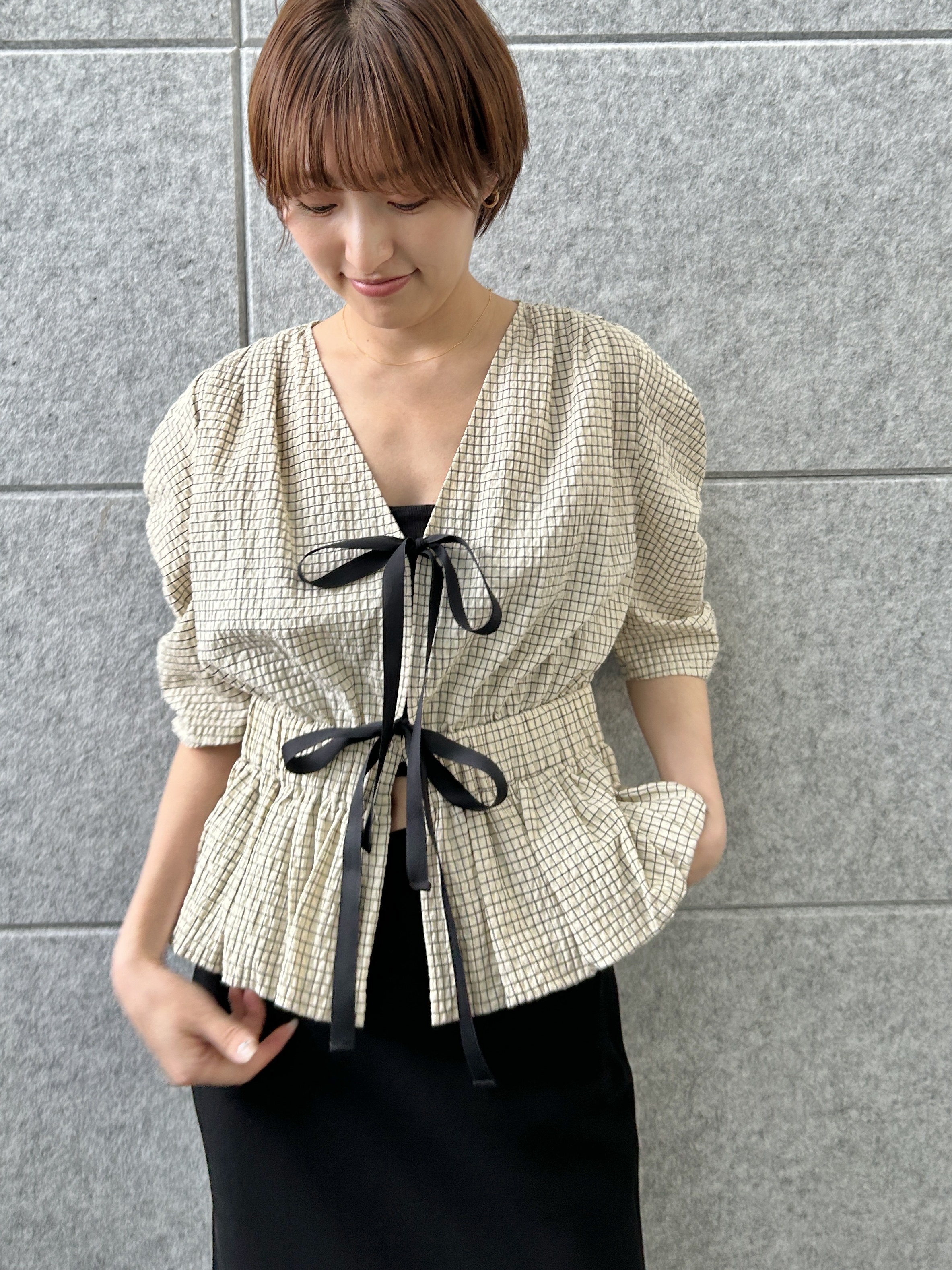 harunaさんの「CODE A｜front ribbon peplum blouse」を使ったコーディネート