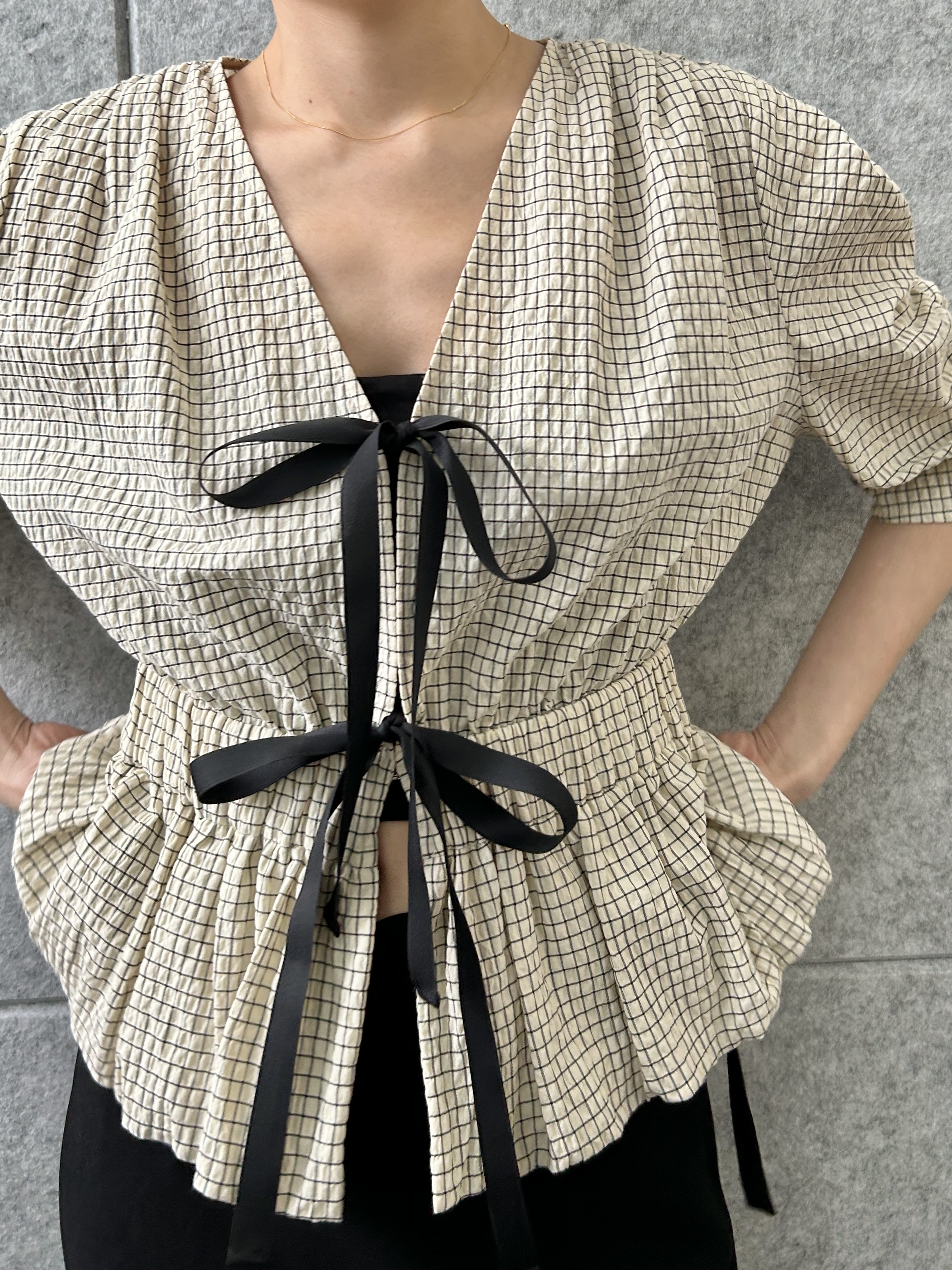harunaさんの「CODE A｜front ribbon peplum blouse」を使ったコーディネート