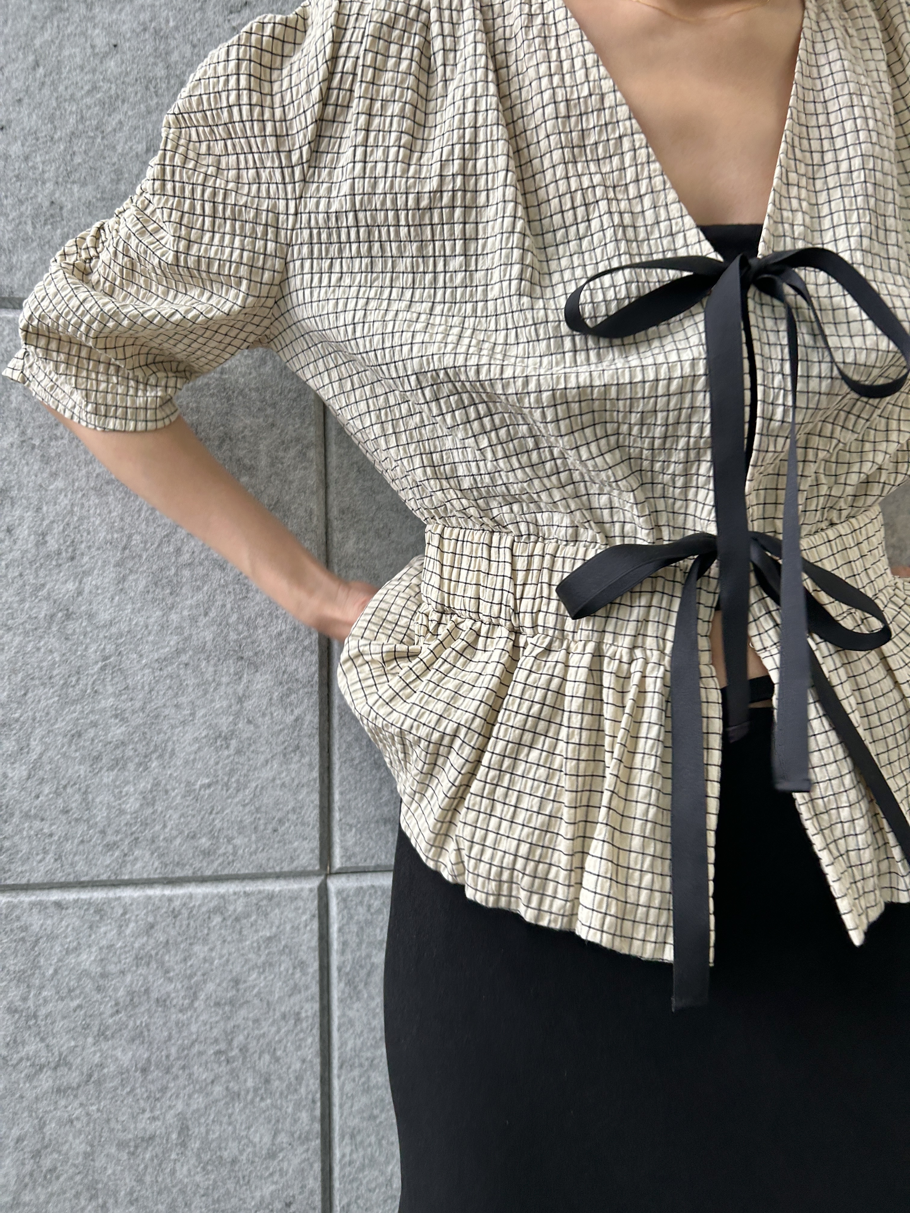 harunaさんの「CODE A｜front ribbon peplum blouse」を使ったコーディネート