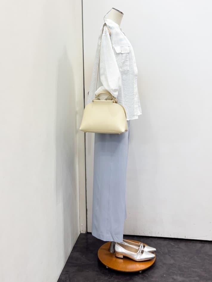 yukariさんの「grove｜【貴島明日香さん着用】お仕事も普段も。今どきワークシャツブラウス」を使ったコーディネート