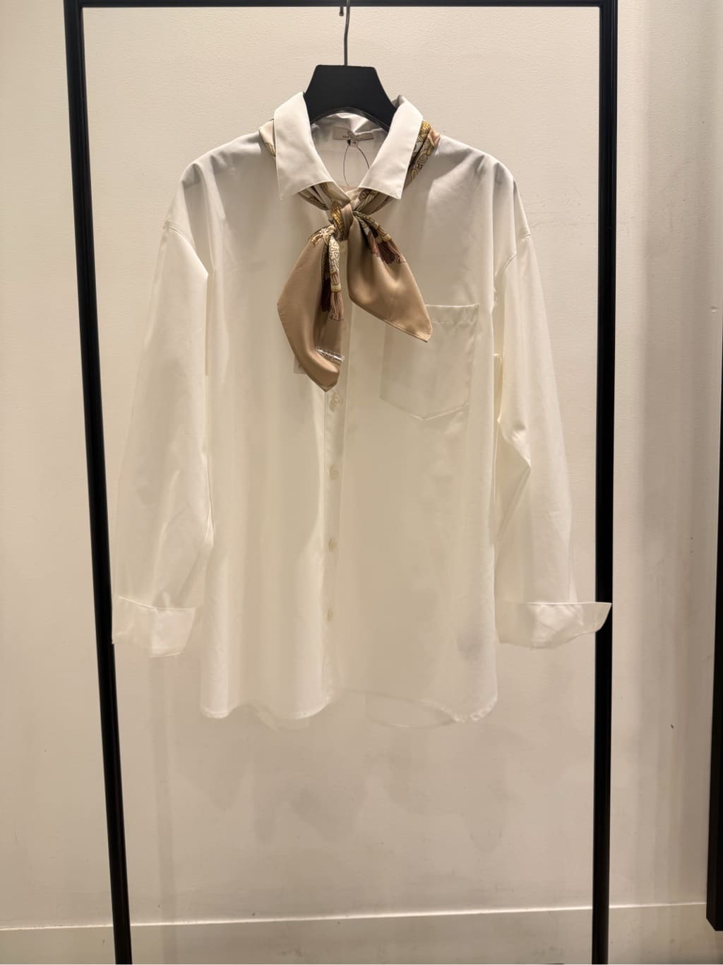 タマエさんの「COUP DE CHANCE｜【馬具柄】クラシカルなプリントスカーフ」を使ったコーディネート