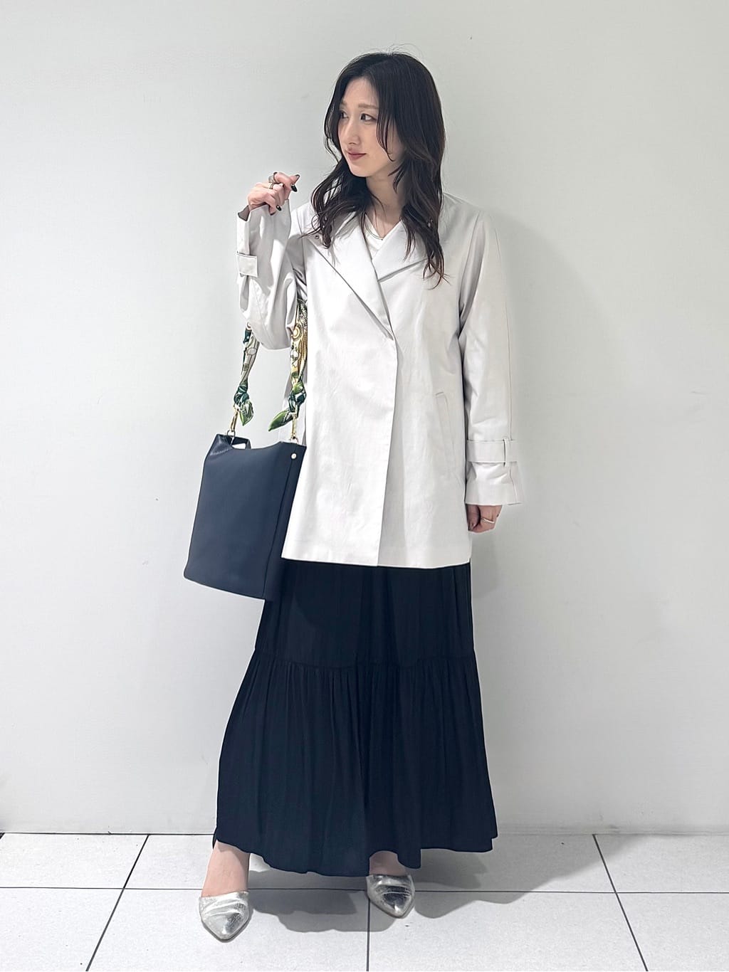 そんさんの「INDIVI｜【撥水/軽量】ミドル丈 ミニマルトレンチコート」を使ったコーディネート