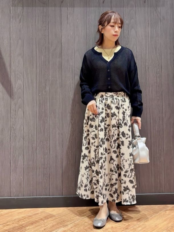 meiさんの「SHOO･LA･RUE｜【洗濯機可/S-LL】キーネックでお顔周りすっきり ざっくり編みカーディガン」を使ったコーディネート
