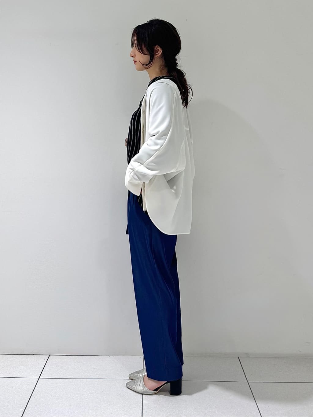 そんさんの「INDIVI｜【洗える／UVケア／マットサテン】Vネックドルマンスリーブブラウス」を使ったコーディネート