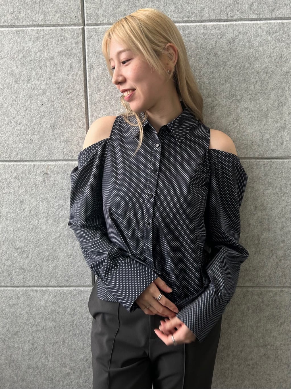 honoka Aさんの「CODE A｜dots open shoulder shirts」を使ったコーディネート