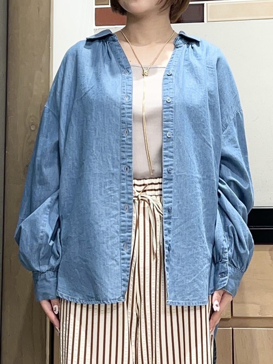 かのさんの「THE SHOP TK｜【後ろ姿もサマになる】バックシャーリングシャツ」を使ったコーディネート