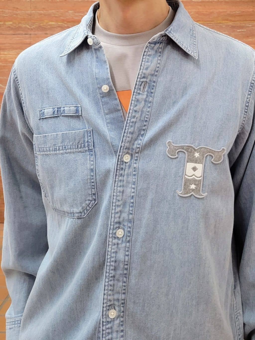 piroyaさんの「TAKEO KIKUCHI｜【BOWLER HAT LABEL】Tエンブレム デニムシャツ」を使ったコーディネート