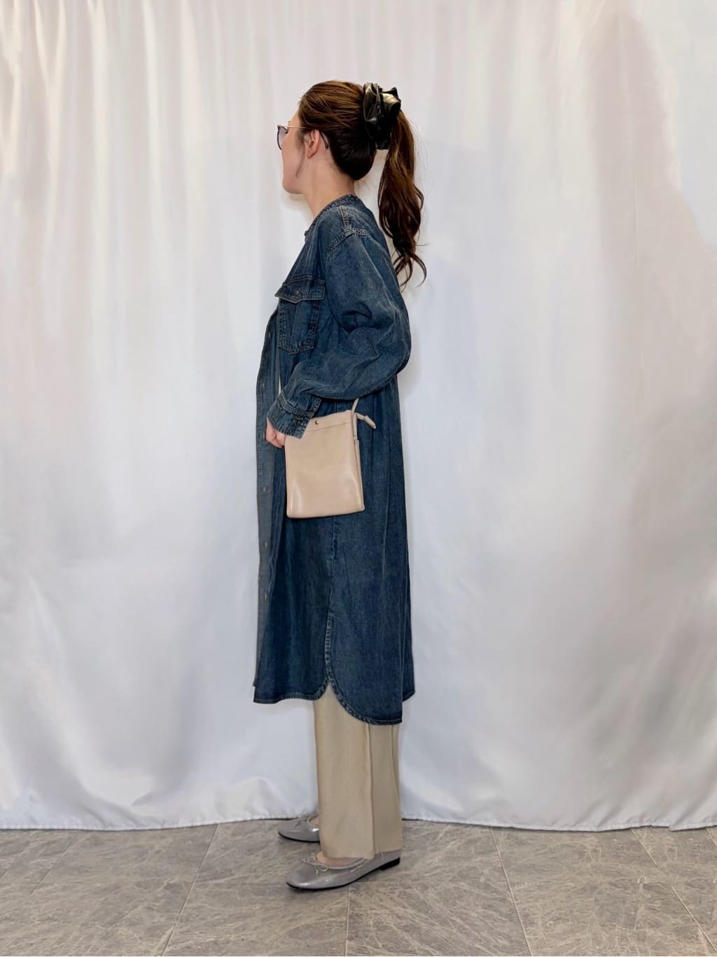 おうめさんの「SHOO･LA･RUE｜【ライトオンスデニム/S-LL/体型カバー】首元すっきり ワンピにもなるロングデニムシャツ」を使ったコーディネート