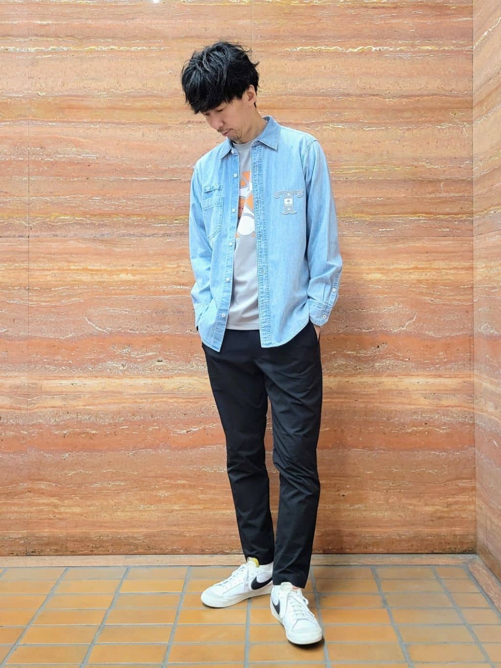 piroyaさんの「TAKEO KIKUCHI｜【BOWLER HAT LABEL】Tエンブレム デニムシャツ」を使ったコーディネート