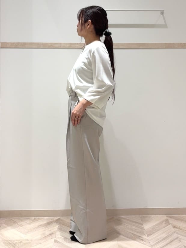 nanaさんの「SHOO･LA･RUE｜【洗濯機可/イージーケア/UV】パール調付きカットブラウス」を使ったコーディネート
