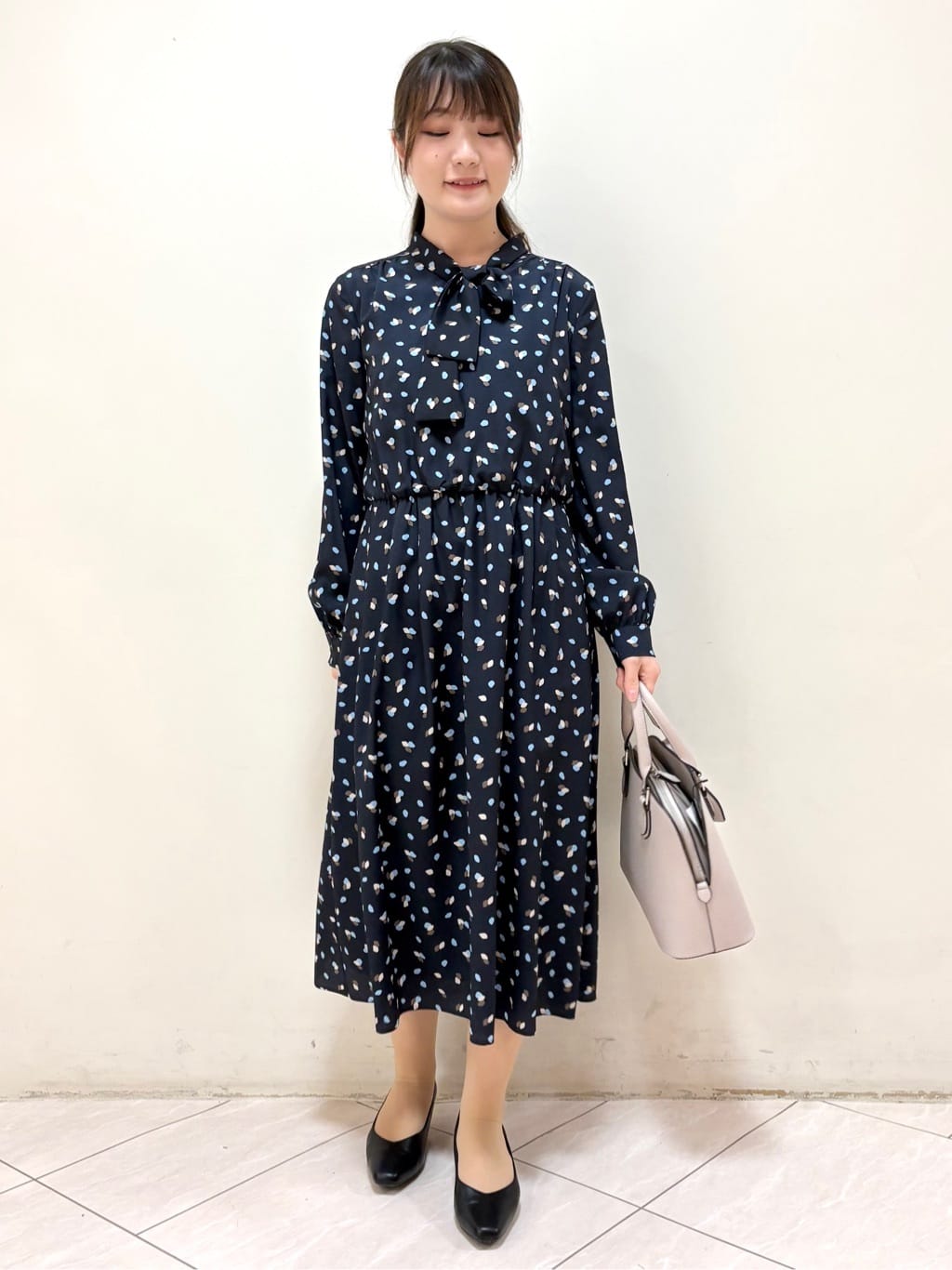 mikiさんの「Reflect｜【セレモニー／通勤／おでかけに◎】フラワープリントボウタイワンピース」を使ったコーディネート