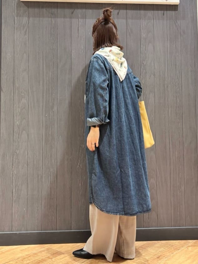 meiさんの「SHOO･LA･RUE｜【ライトオンスデニム/S-LL/体型カバー】首元すっきり ワンピにもなるロングデニムシャツ」を使ったコーディネート