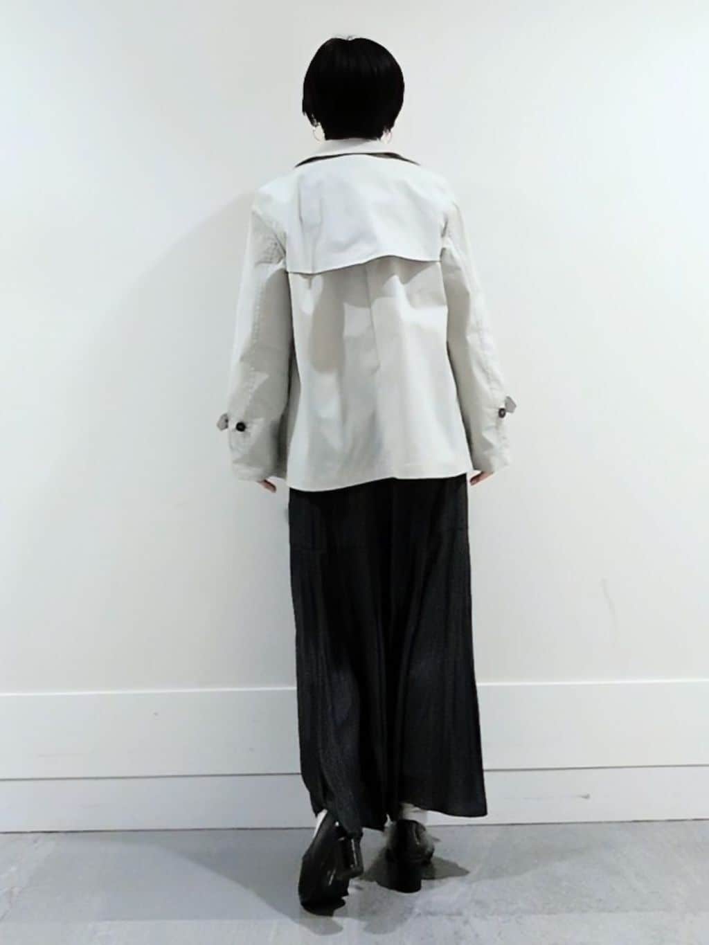 ミズタさんの「UNTITLED｜【定番人気/はっ水/洗える】タスランショートトレンチコート」を使ったコーディネート