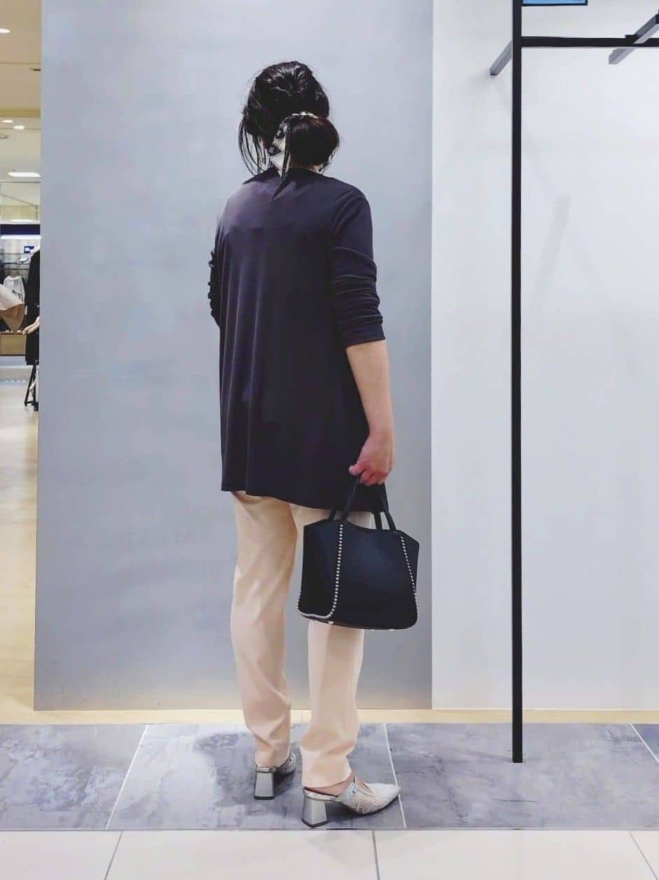 TOMOMIさんの「INDIVI｜【UVケア／選べるグラフィック】スムースジャージTシャツ」を使ったコーディネート