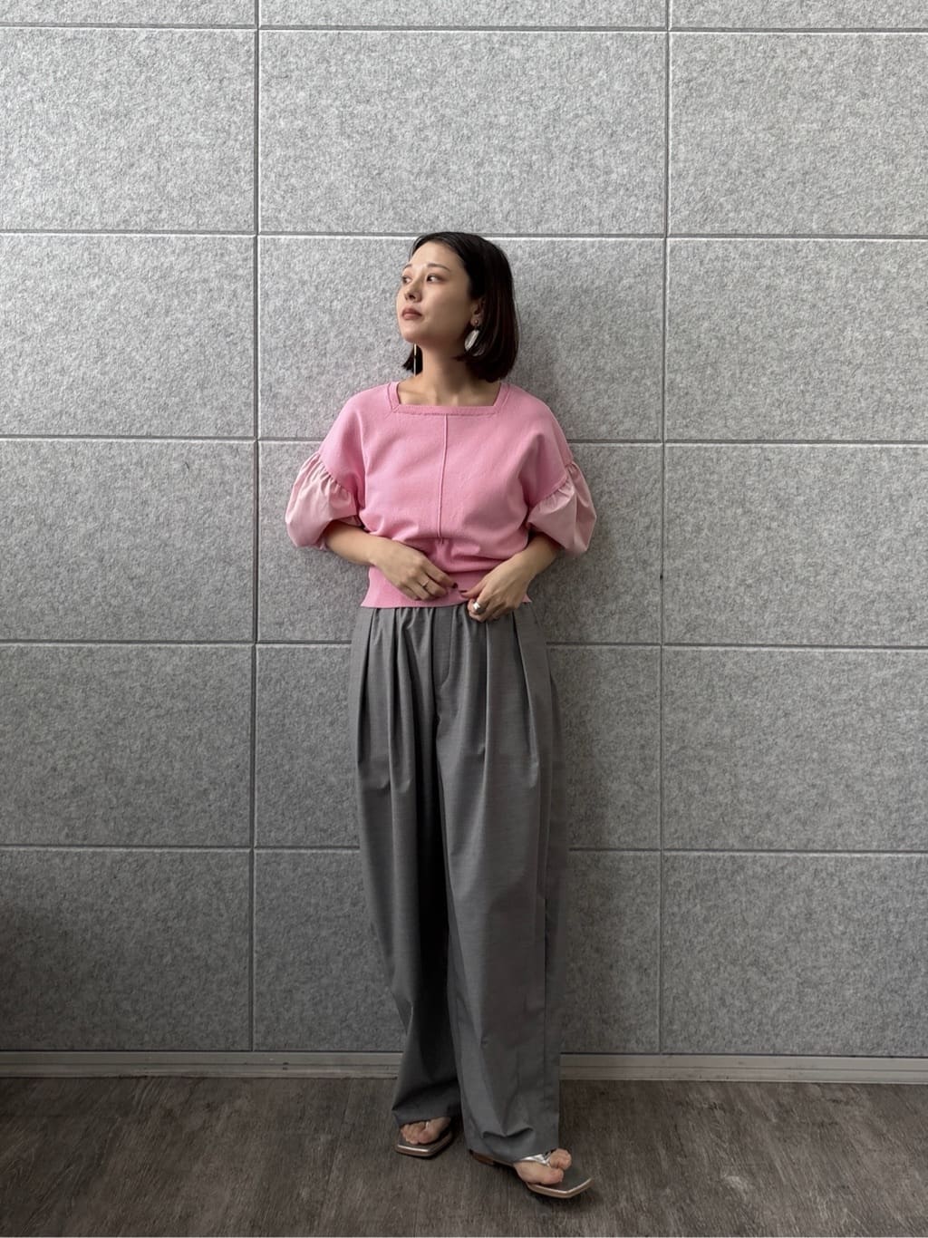 ayanoさんの「INDIVI｜ドッキングパフスリーブニット」を使ったコーディネート