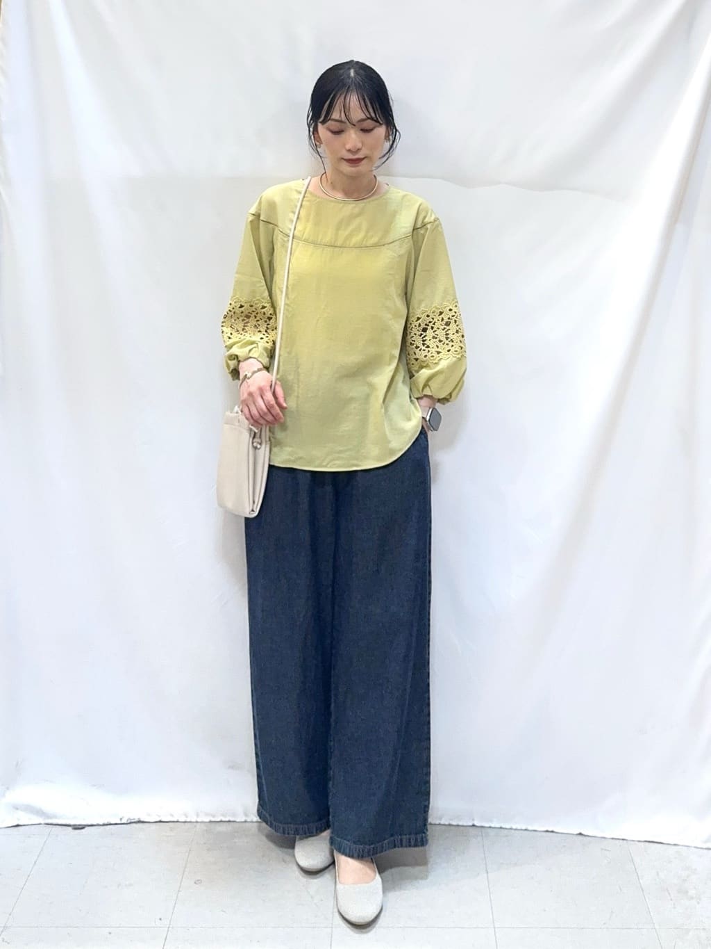 𝐇𝐢𝐫𝐨𝐦𝐢さんの「SHOO･LA･RUE｜【洗濯機可/7分袖】インせず着られる 透かし編み柄が上品な レース切替シャツ」を使ったコーディネート