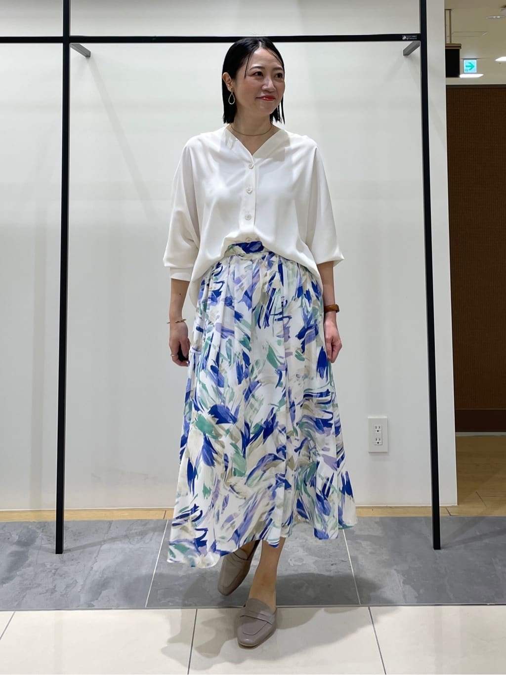 shihoさんの「INDIVI｜【洗える／UVケア／マットサテン】Vネックドルマンスリーブブラウス」を使ったコーディネート