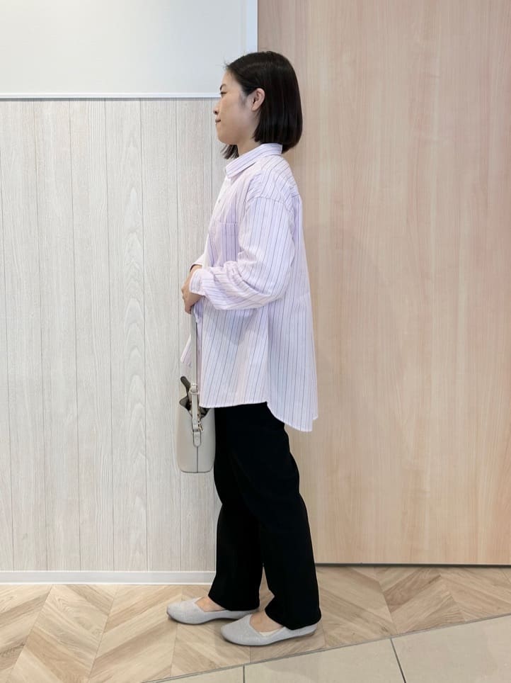 tomoさんの「SHOO･LA･RUE｜【UV/抗菌防臭/洗濯機可】小さめロゴの大人スムースロンT」を使ったコーディネート