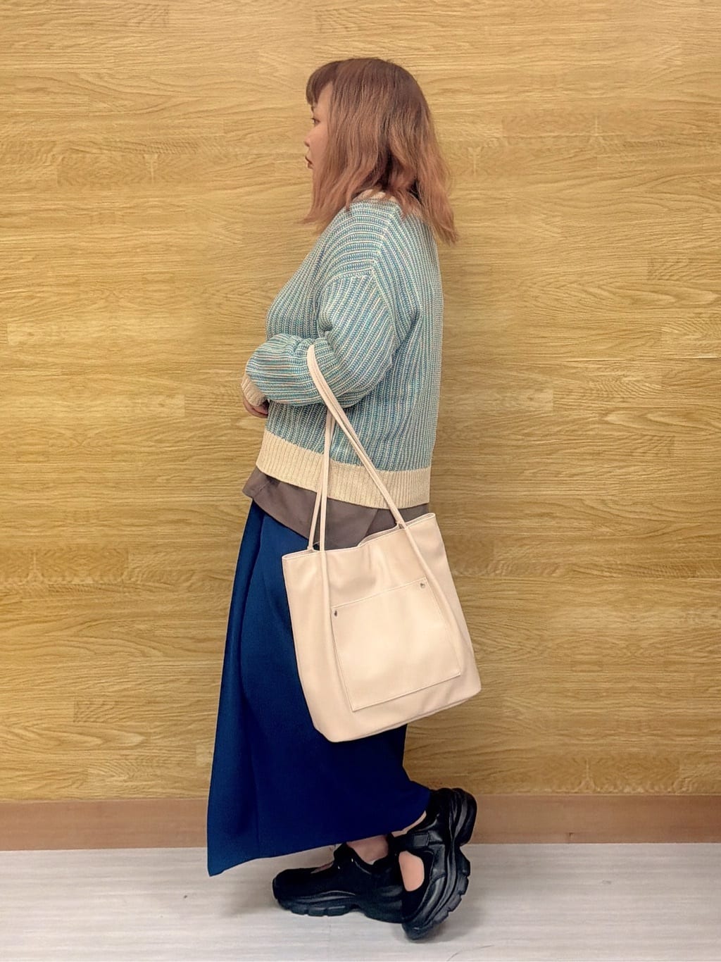 ぁむさんの「SHOO･LA･RUE｜【洗濯機可/S-LL】腰まわりを自然にカバーする ラップ風ナロースカート」を使ったコーディネート