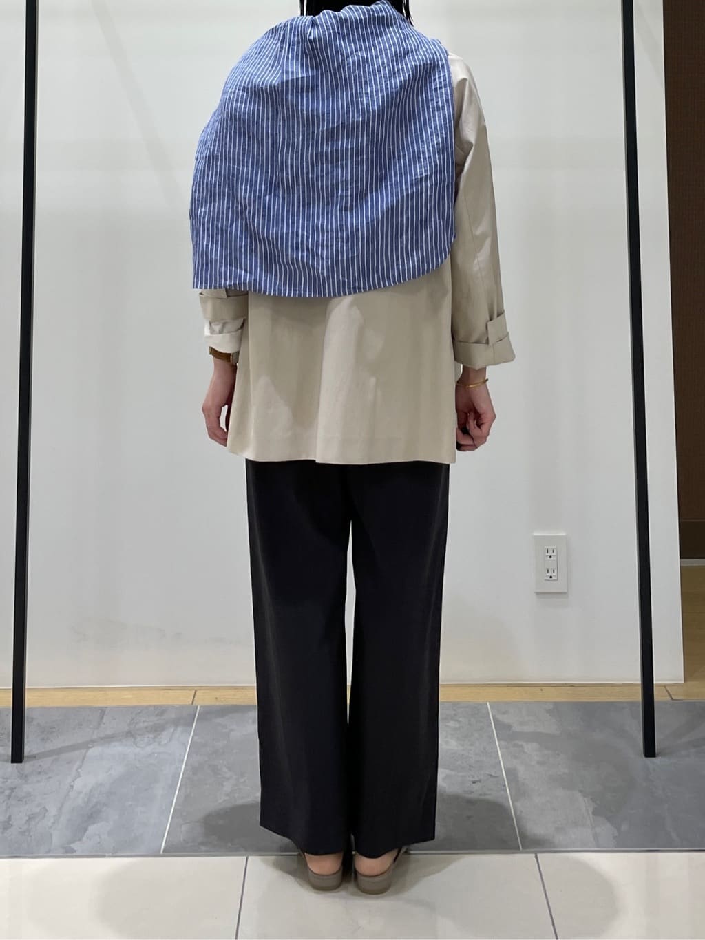 shihoさんの「INDIVI｜【撥水/軽量】ミドル丈 ミニマルトレンチコート」を使ったコーディネート