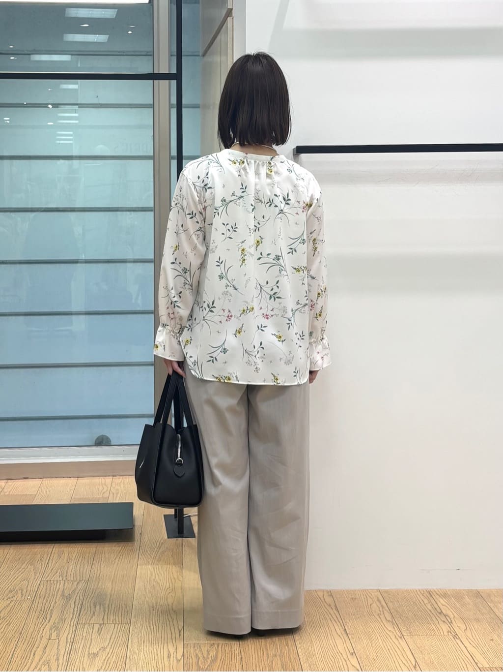 asamiさんの「INDIVI｜【SETUP可能】モダンフラワー柄キャンディスリーブブラウス」を使ったコーディネート