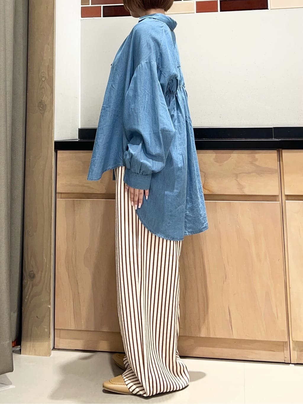 かのさんの「THE SHOP TK｜【後ろ姿もサマになる】バックシャーリングシャツ」を使ったコーディネート