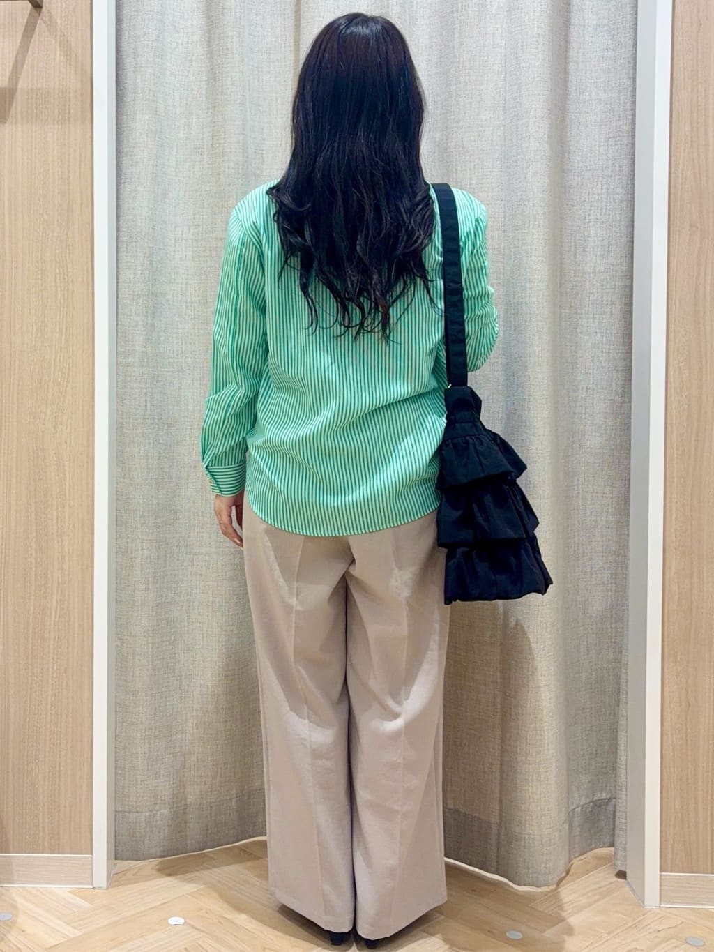 minamiさんの「grove｜【貴島明日香さん着用】お仕事も普段も。今どきワークシャツブラウス」を使ったコーディネート