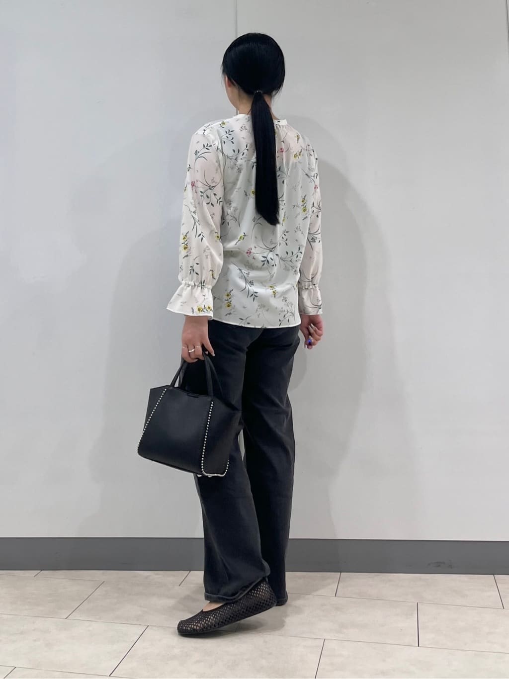 hasuさんの「INDIVI｜【撥水/軽量】ミドル丈 ミニマルトレンチコート」を使ったコーディネート