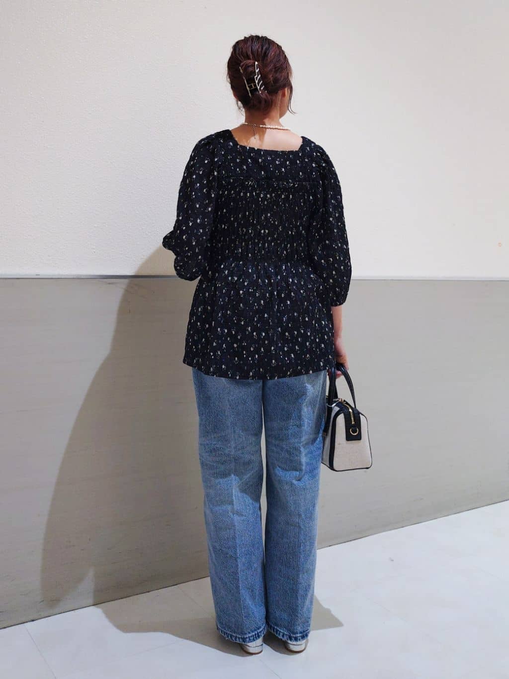 maruさんの「THE SHOP TK｜大人のフェミニンスタイルに 花柄楊柳シャーリングブラウス」を使ったコーディネート