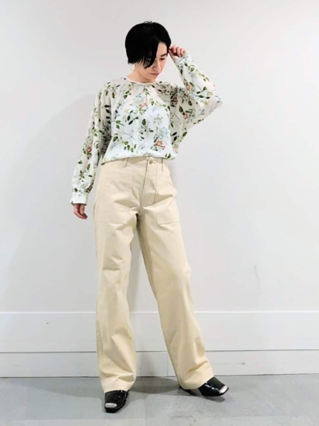 ミズタさんの「UNTITLED｜【花柄/洗える】ボタニカルブラウス」を使ったコーディネート