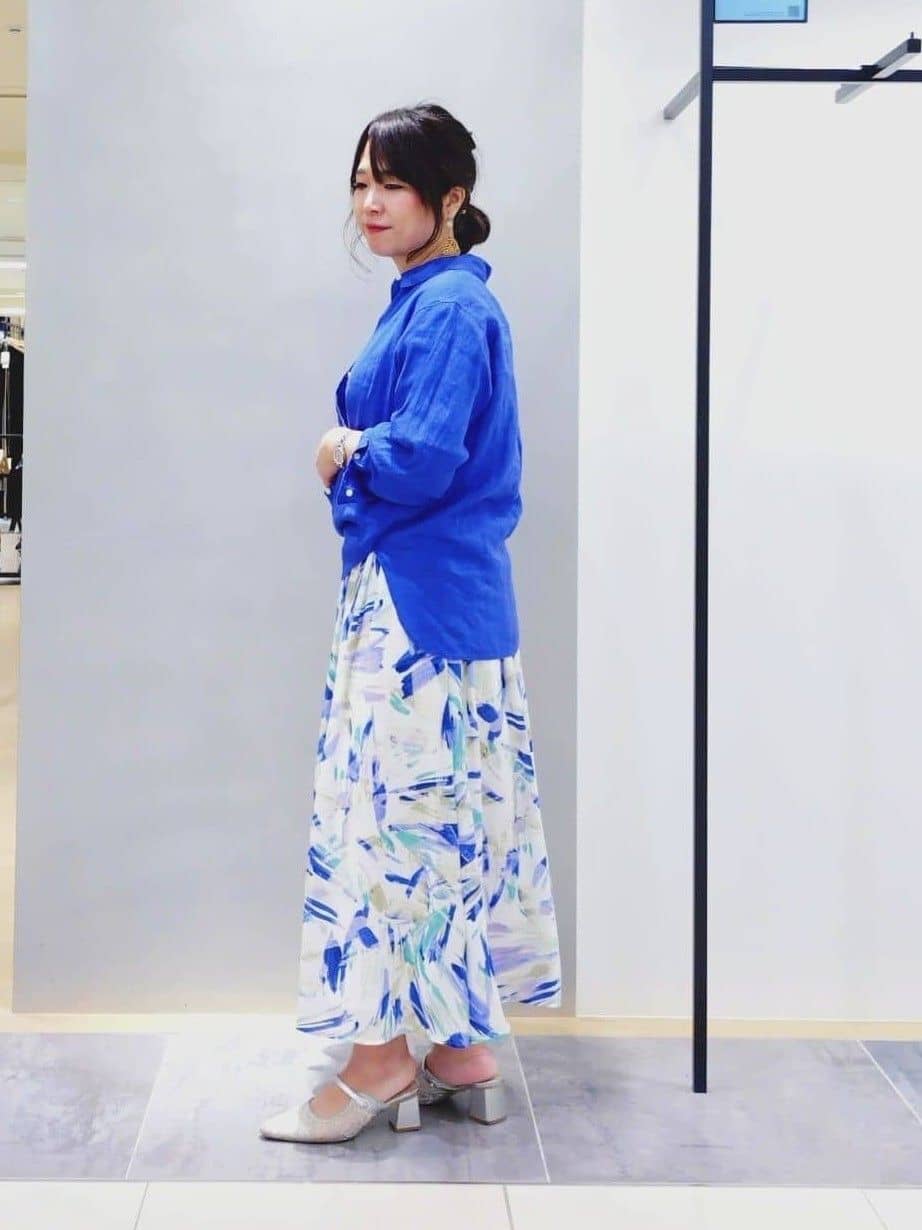 TOMOMIさんの「INDIVI｜【接触冷感／2WAY】カシュクールリネンシャツ」を使ったコーディネート