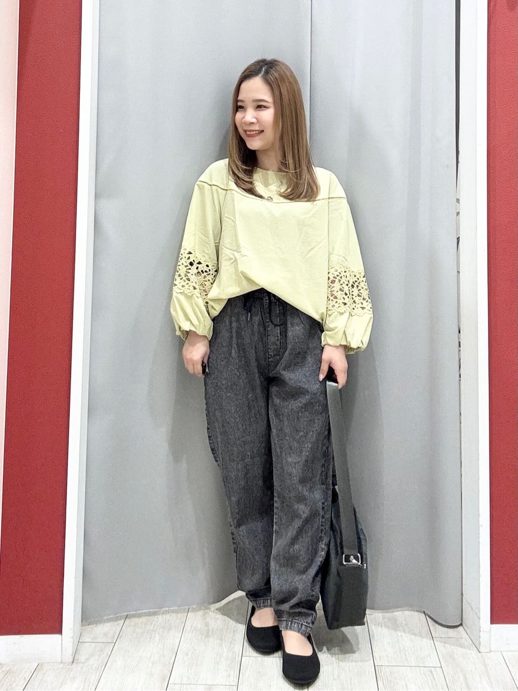 shioさんの「SHOO･LA･RUE｜【洗濯機可/7分袖】インせず着られる 透かし編み柄が上品な レース切替シャツ」を使ったコーディネート