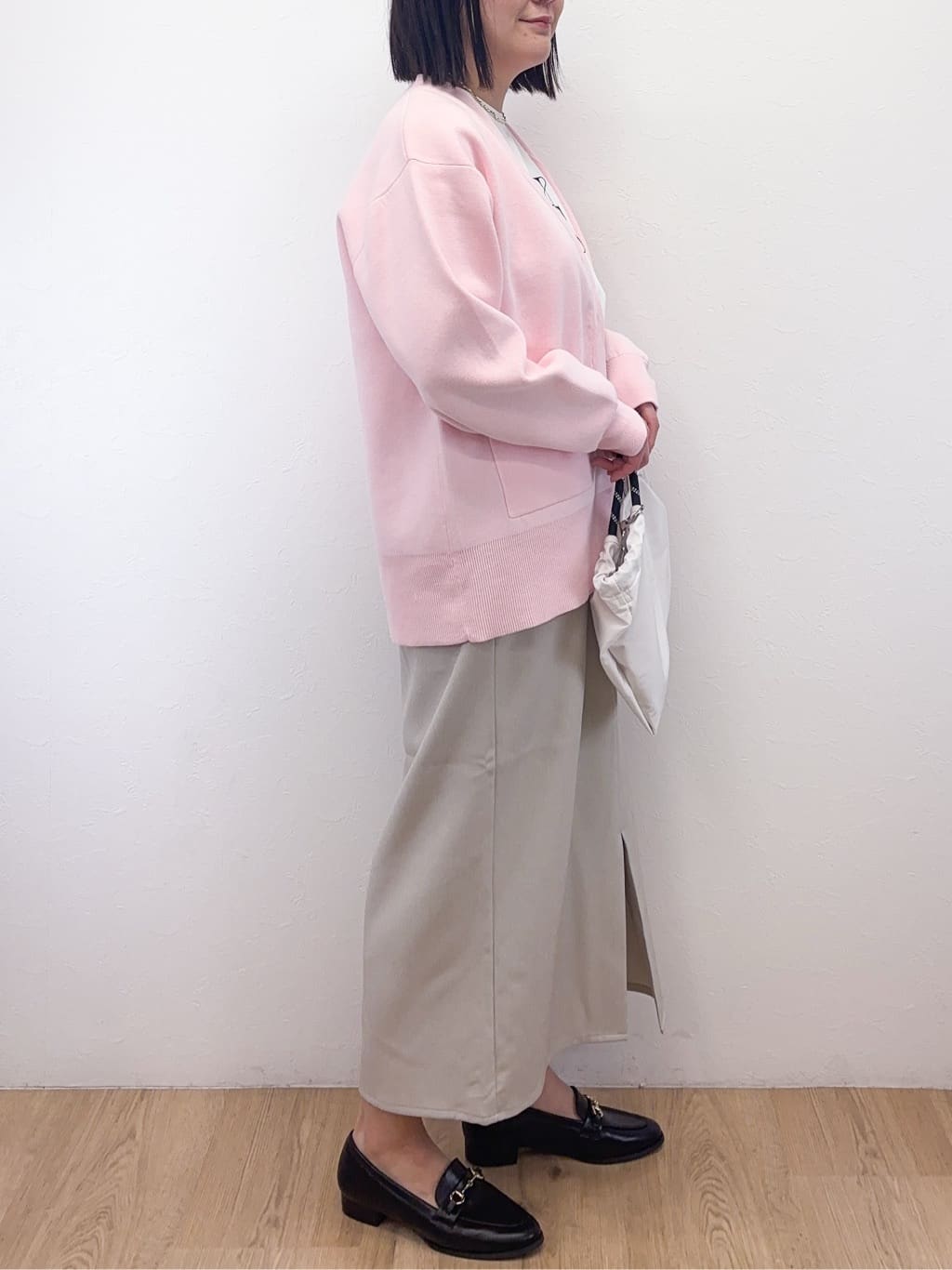 Takeさんの「OPAQUE.CLIP｜リラクシーロゴプリントTシャツ【洗濯機OK】」を使ったコーディネート